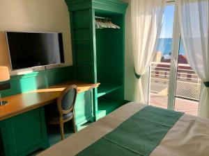TV a/nebo společenská místnost v ubytování MH HOTEL VARAZZE