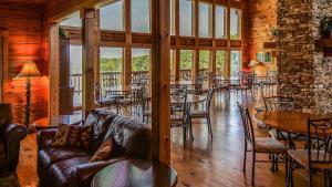 restauracja z kanapami, stołami i krzesłami w obiekcie Grandview Experience Lodge w mieście Spencer