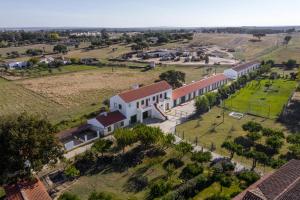 una vista aérea de un gran edificio blanco con techos rojos en QSF Agro Turismo Quinta da Sagrada Família, en Évora