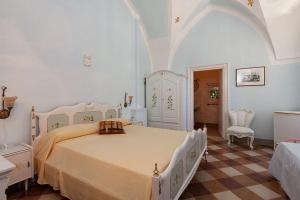フランカヴィッラ・フォンターナにあるAgriturismo Tibitoneのベッドルーム1室(大型ベッド1台付)