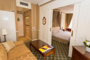 Postel nebo postele na pokoji v ubytování Carlton Lausanne Boutique Hôtel