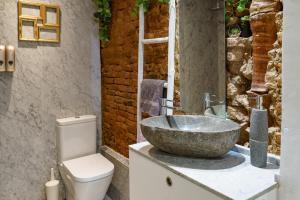A bathroom at My Granada Garden - Catedral Lux Suite Még 36 kép