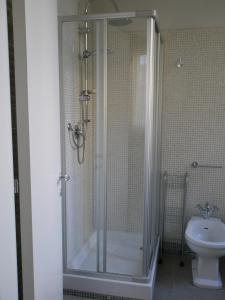 łazienka z prysznicem i toaletą w obiekcie Villa Marietta w mieście Civitanova Marche