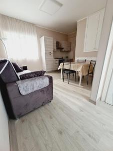 A kitchen or kitchenette at La Casa di Fiore