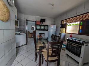 Kitchen o kitchenette sa Casa Em Pirangi Praia - RN