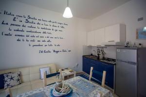 a kitchen with a writing on the wall at La casa del pescatore in Oliveri
