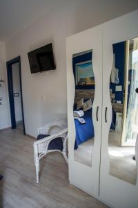 a room with a bedroom with a bed and a tv at La casa del pescatore in Oliveri