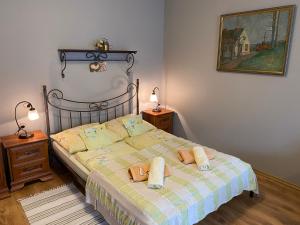 a bedroom with a bed with two towels on it at Villa Holma *** Agroturystyka in Zbychowo