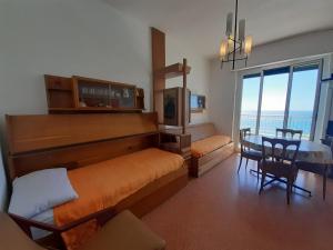 ピエトラ・リーグレにあるATTICO SUL MARE con balcone sulla spiaggia e terrazza solarium di 25 mqのベッドルーム(ベッド1台、テレビ付きテーブル付) +9枚の写真