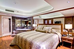 ブルサにあるMarigold Thermal & Spa Hotel Bursaのベッドルーム(大型ベッド1台、バスタブ付)