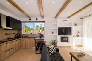 cocina y sala de estar con sofá en Magnolia Homes Zakynthos, en Zakynthos