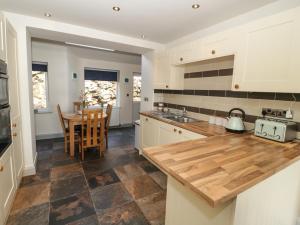 Η κουζίνα ή μικρή κουζίνα στο 4 Anglesey Road