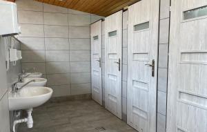 a bathroom with two sinks and two toilets at POLICYJNY OŚRODEK WYPOCZYNKOWY in Niesulice