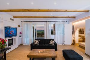 Sjónvarps- og/eða afþreyingartæki á Magnolia Homes Zakynthos