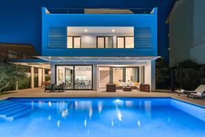 Bazén v ubytování Villa Lodi - new modern villa few steps from beach with heated pool nebo v jeho okolí