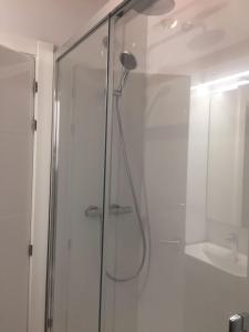 a shower with a glass door in a bathroom at Espectacular Tarragona Corsini Apartment-2, en el centro, con parking in Tarragona +47 photos