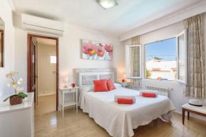 En eller flere senge i et værelse på Villa Yolanda - Cala'n Porter + 11 billeder