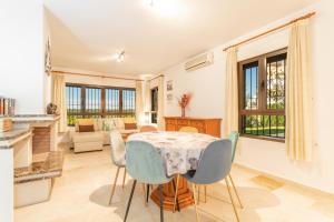 une cuisine et un salon avec une table et des chaises dans l'établissement Appartement Altamira Orihuela Costa Golf, Las Ramblas, à Orihuela Costa