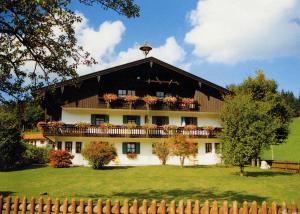 a large building with a balcony on top of it at Gschwendtnerhof App8 Fuß in Aschau im Chiemgau