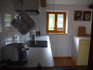 een keuken met een waterkoker op een fornuis top oven bij "Eiche" in Ilsenburg