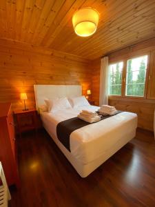1 dormitorio con 1 cama en una cabaña de madera en VILLA LUISA, en Cehegín