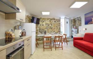 cocina y sala de estar con sofá rojo en Residenza Scaringelo, en Caselle in Pittari