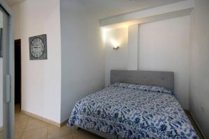 Un dormitorio con una cama con un edredón azul. en Beach Adeje Apartment, en Adeje 24 fotos más