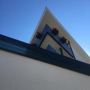 ein Fenster an der Seite eines Gebäudes mit Blumen in der Unterkunft Villa Greta in Leifers