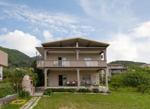 Casa con balcón en la parte superior de un patio en Apartments Bojić, en Tivat