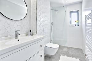 Koupelna v ubytování Villa Lodi - new modern villa few steps from beach with heated pool