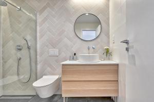 Koupelna v ubytování Villa Lodi - new modern villa few steps from beach with heated pool