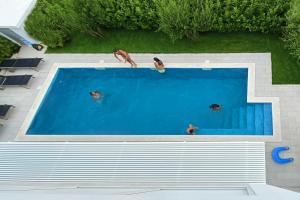 Bazén v ubytování Villa Lodi - new modern villa few steps from beach with heated pool nebo v jeho okolí