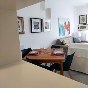 ein Wohnzimmer mit einem Tisch und einem Sofa in der Unterkunft IL LEUDO in Lavagna