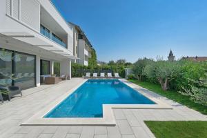 Bazén v ubytování Villa Lodi - new modern villa few steps from beach with heated pool nebo v jeho okolí