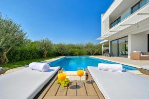 Bazén v ubytování Villa Lodi - new modern villa few steps from beach with heated pool nebo v jeho okolí