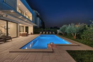 Bazén v ubytování Villa Lodi - new modern villa few steps from beach with heated pool nebo v jeho okolí