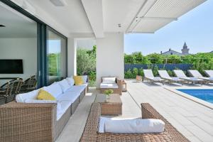 Bazén v ubytování Villa Lodi - new modern villa few steps from beach with heated pool nebo v jeho okolí
