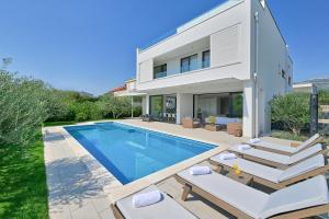 Bazén v ubytování Villa Lodi - new modern villa few steps from beach with heated pool nebo v jeho okolí