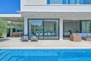 Bazén v ubytování Villa Lodi - new modern villa few steps from beach with heated pool nebo v jeho okolí