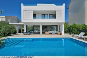 Bazén v ubytování Villa Lodi - new modern villa few steps from beach with heated pool nebo v jeho okolí