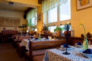 Restaurace v ubytování Hotel Hromovka + 37 fotografií