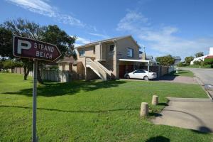 un letrero de la calle frente a una casa en Albatross Beach Guest House, en Jeffreys Bay