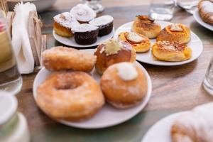 Ein Haufen Donuts auf Tellern auf dem Tisch. in der Unterkunft Ai Tre Mercati in Palermo