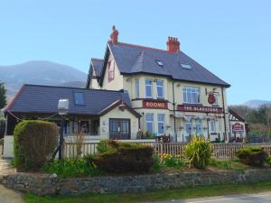 une auberge avec une clôture devant elle dans l'établissement The Gladstone, à Conwy