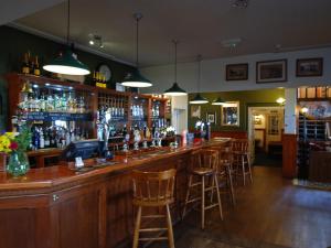 um bar com bancos de bar num pub em The Gladstone em Conwy
