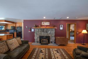 sala de estar con sofá y chimenea en Apple Tree Bear House en Yosemite West