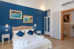 a blue bedroom with a bed with blue walls at La casa del pittore in Olbia