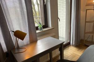a desk in a room with a window at Gemütliche Wohnung zwischen Grün und Duisburg Hbf in Duisburg