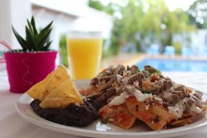 une assiette de nourriture sur une table avec un verre de bière dans l'établissement Hotel Casa Grande Cancun, à Cancún