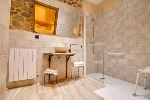 Kylpyhuone majoituspaikassa Arialdegi